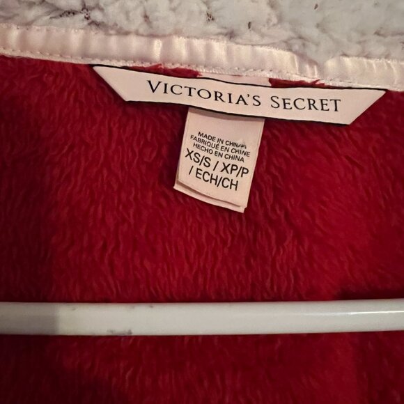 Victoria's Secret Red/ White Cozy Hooded Short Robe - Picture 3 of 4